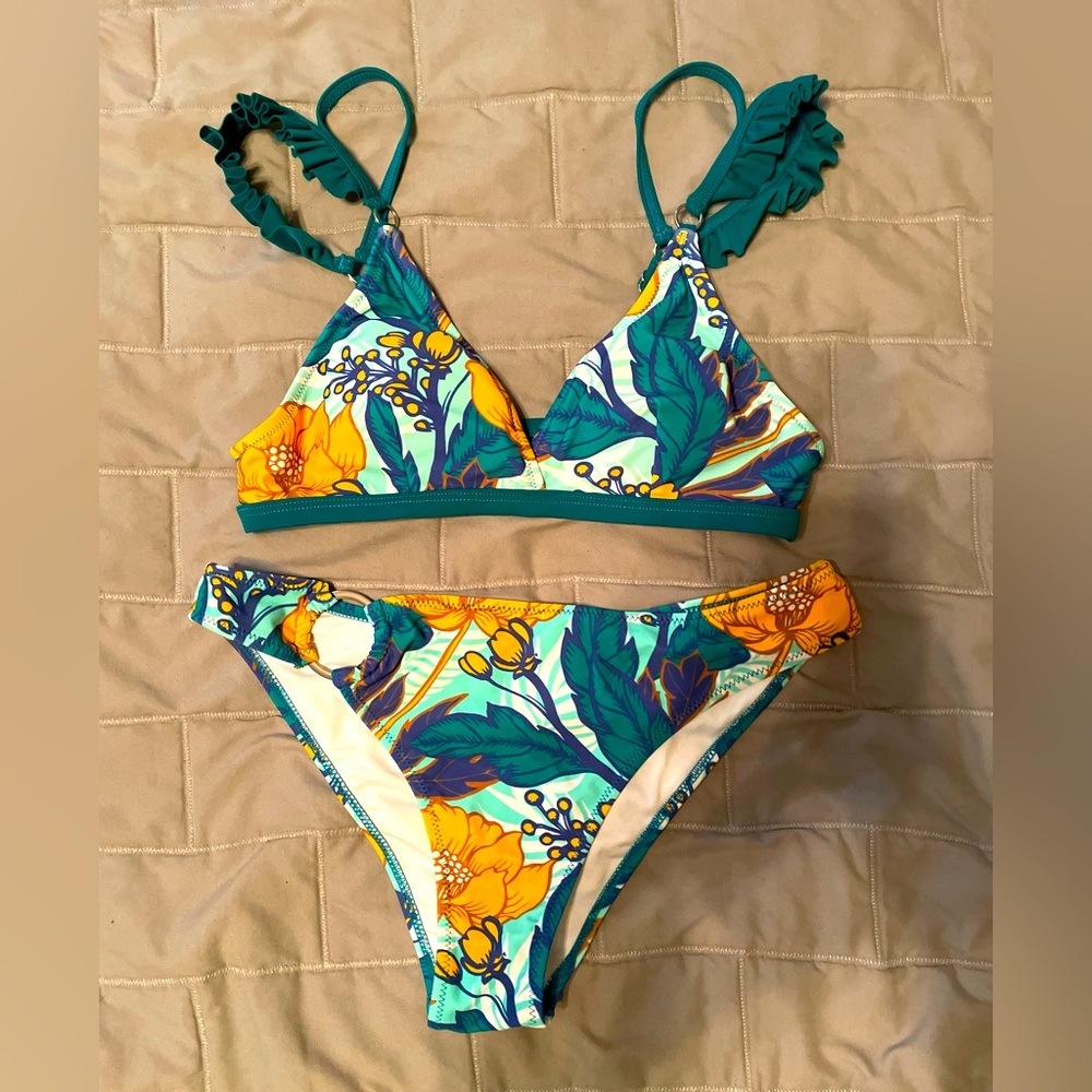 Cupshe Bikini Gold ring on Bottoms